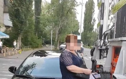 Села на авто и препятствовала эвакуатору: в Киеве женщина курьезно защищала водителя-нарушителя