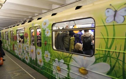 С сегодняшнего дня на трех станциях киевского метро будет работать Wi-Fi