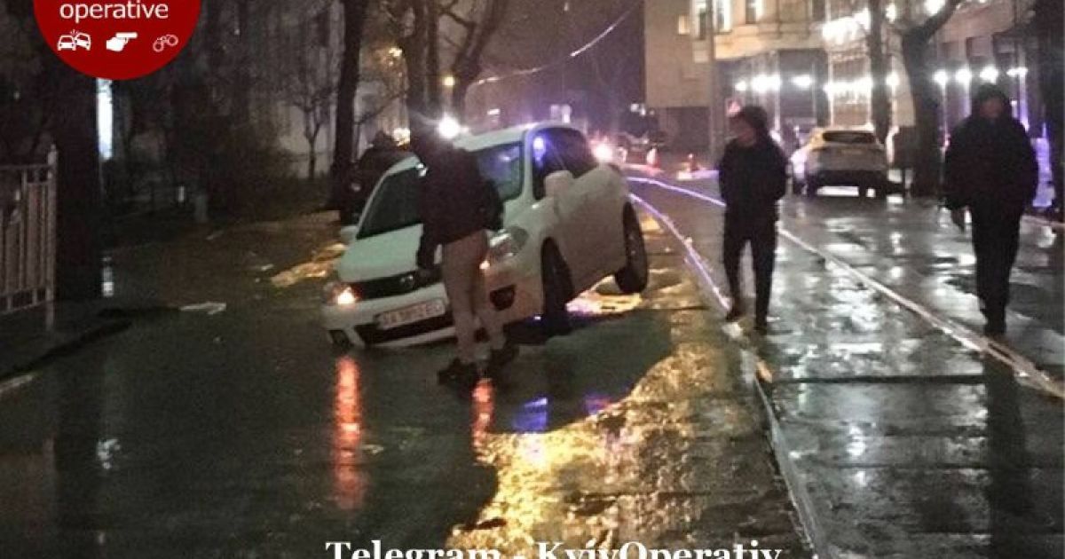 В Киеве на Подоле два автомобиля провалились под асфальт: видео