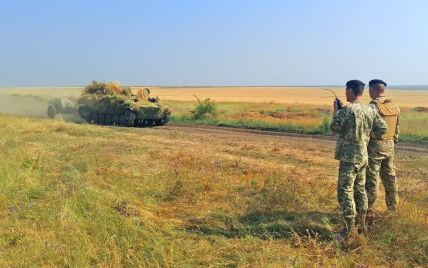 На юге Украины стреляют и ездят на танках: морская пехота проводит тренировки