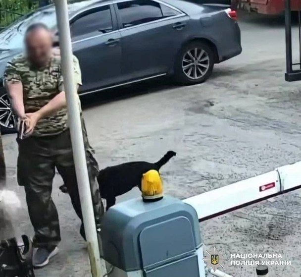 Конфлікт через собаку: у Києві чоловік вдарив охоронця і дістав зброю