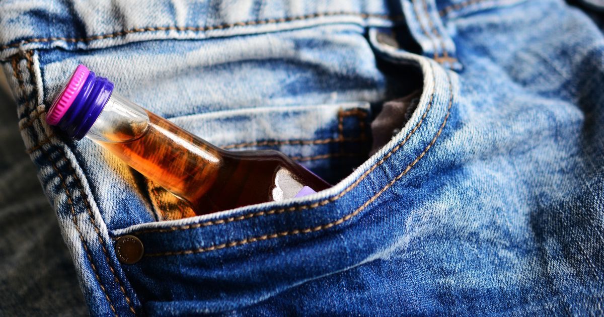 В Кыргызстане жители села раздавили весь алкоголь бульдозером после резонансного убийства