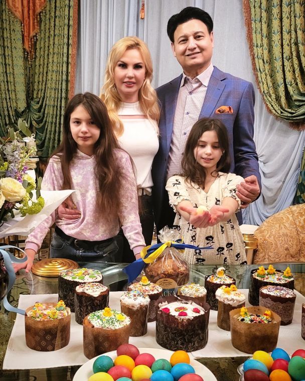 Камалія з чоловіком та доньками / © instagram.com/kamaliyaofficial