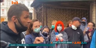 Украинские туристы, которые вернулись из Бали, вынесли двери аеропорта