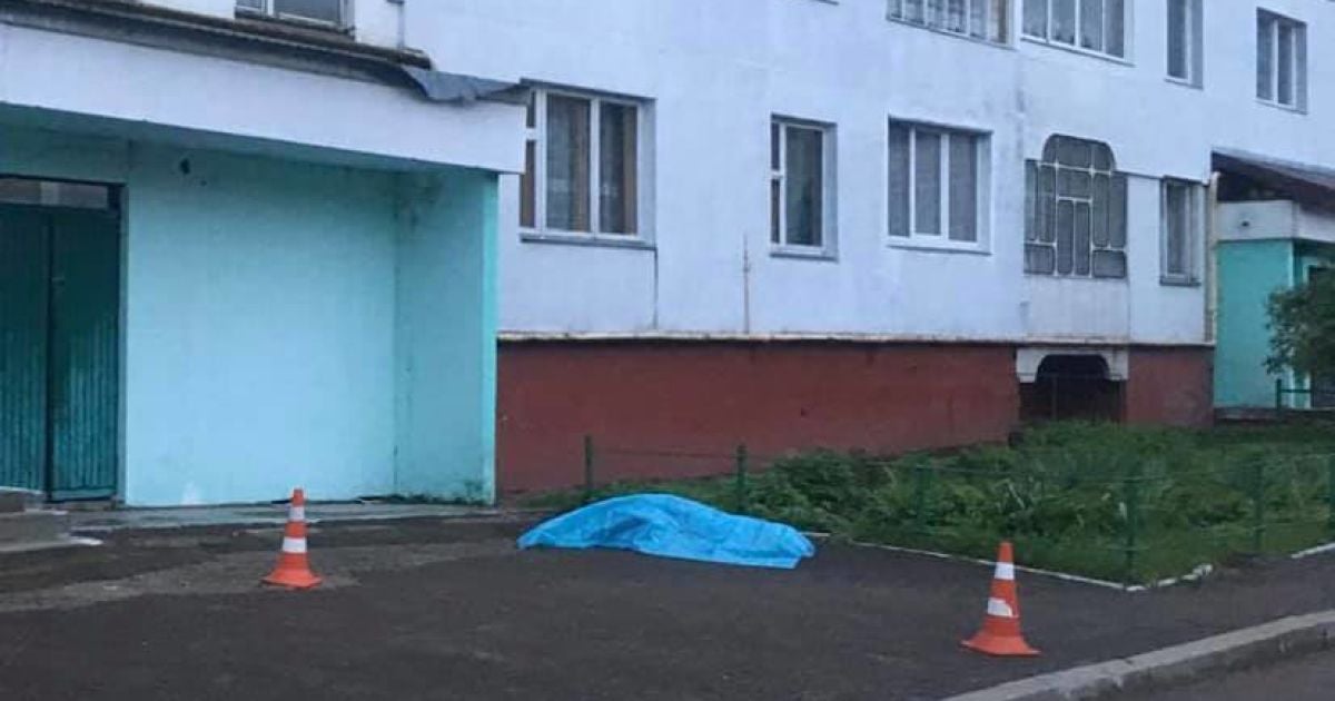 На Львівщині під під'їздом багатоповерхівки виявили труп неповнолітньої дівчинки