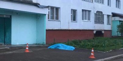 На Львовщине под подъездом многоэтажки обнаружили труп несовершеннолетней девочки