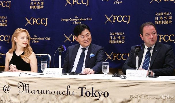 Тина Кароль, генеральный директор Rakuten Хироси Микитани и посол Украины в Японии Сергей Корсунский / © Getty Images