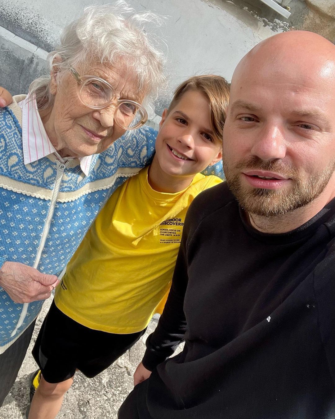 Слава Демин с бабушкой и сыном / © instagram.com/slavademin_official