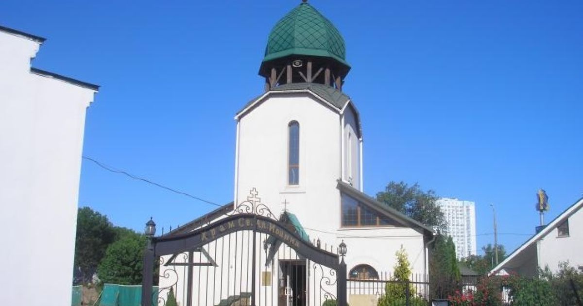 У Києві біля метро "Славутич" будують 10-поверховий "храмовий комплекс" з апартаментами