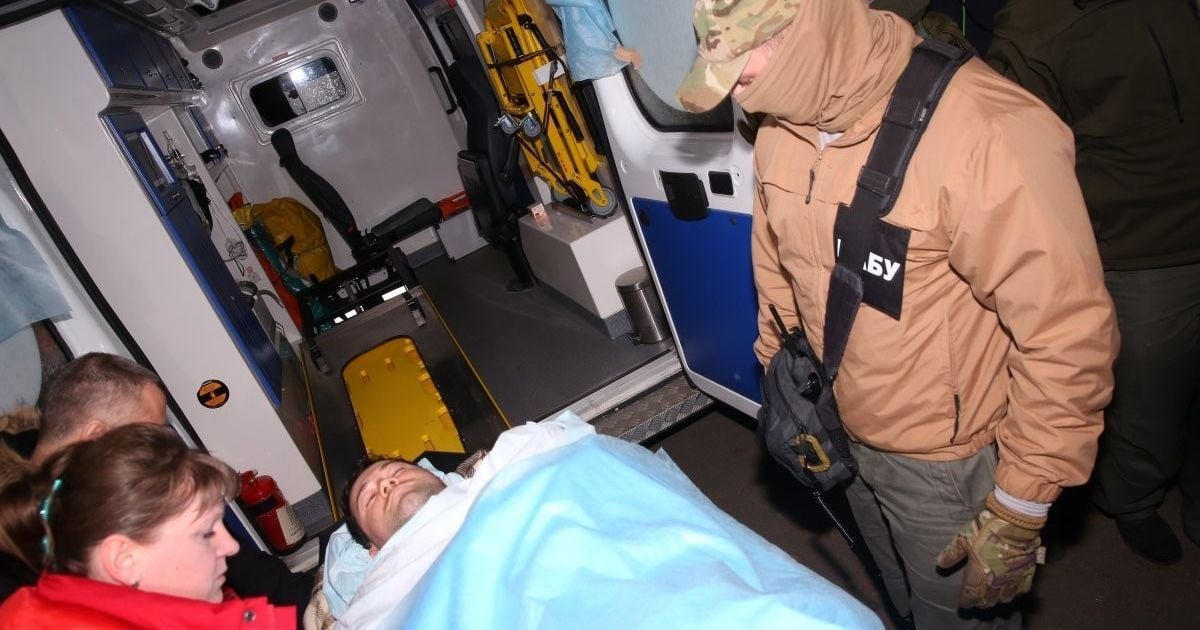 Нардеп назвав космічну суму можливої застави Насірову, якого на ношах занесли до суду