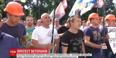 Ветерани-афганці штурмом пішли на Верховну Раду і вимагають поновлення пільг