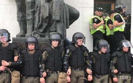 Штурм Рады и раненые полицейские. В МВД отчитались о митинге под парламентом