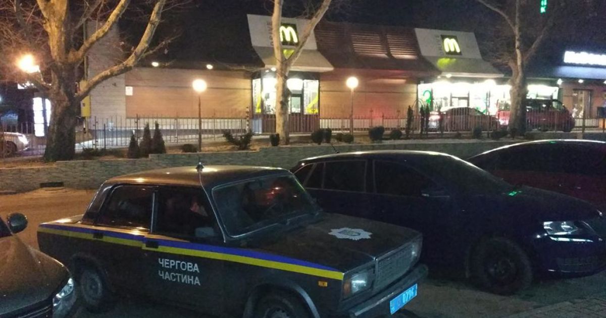 В центре Николаева мужчины устроили стрельбу в очереди в McDonalds