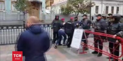 Сутички під Радою під час голосування за закон про реінтеграцію Донбасу