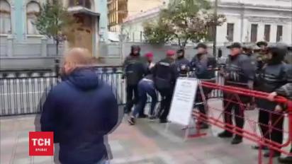 Сутички під Радою під час голосування за закон про реінтеграцію Донбасу