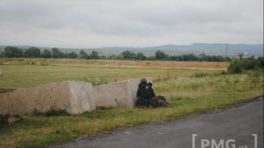 Силовики оточили село / © pmg.ua