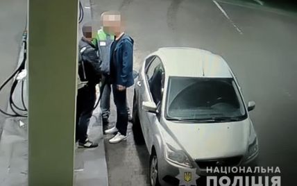 В Киеве пассажир такси убил мужчину, защищая заправщика: видео