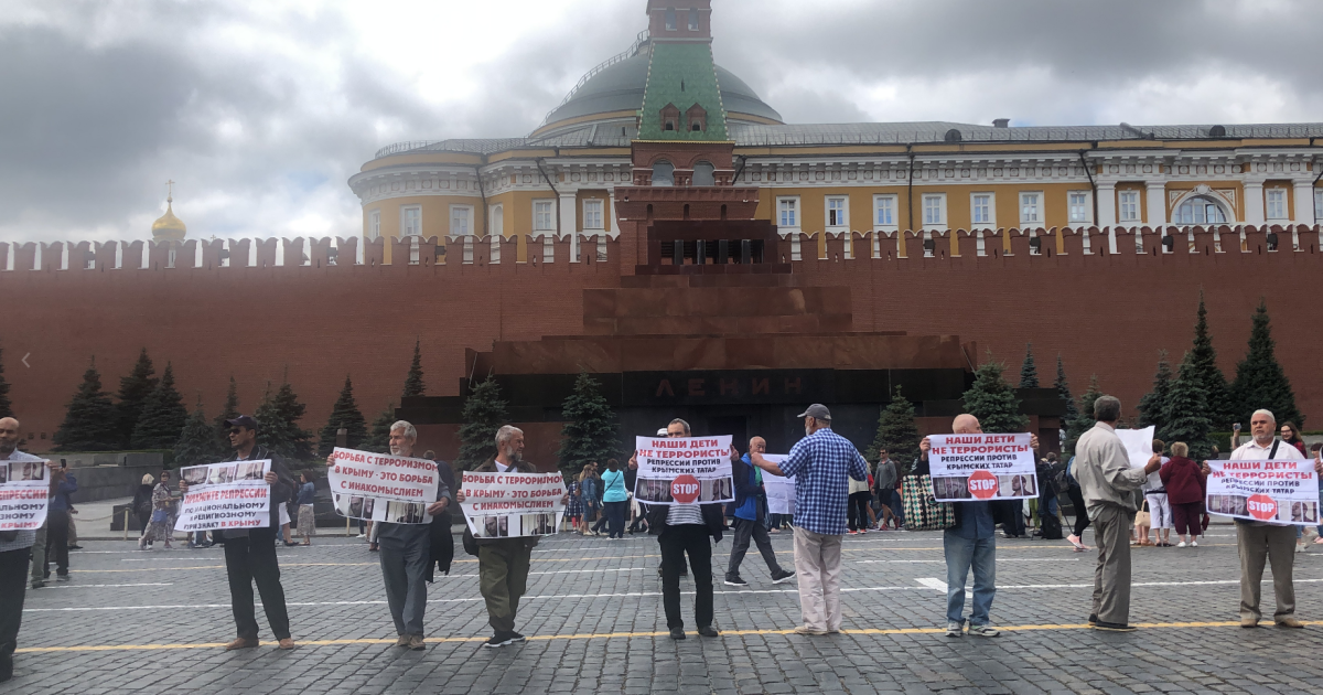 В Москве активисты вышли на защиту крымских татар. Полиция устроила облаву
