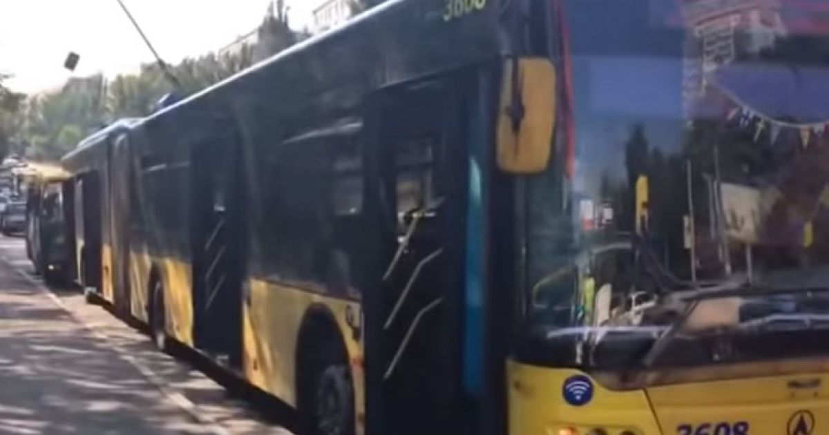 В Киеве маршрутка протаранила троллейбус, пострадали люди