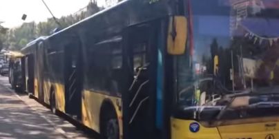 В Киеве маршрутка протаранила троллейбус, пострадали люди
