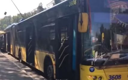У Києві маршрутка протаранила тролейбус, постраждали люди