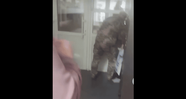 У Хмельницькому ветеран з битою увірвався до ТЦК, бо його сина мобілізували:  що кажуть у військкоматі