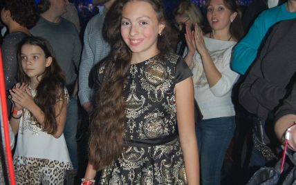 Похожа на маму: 11-летняя дочь Оли Поляковой пришла на ее концерт в красивом платье