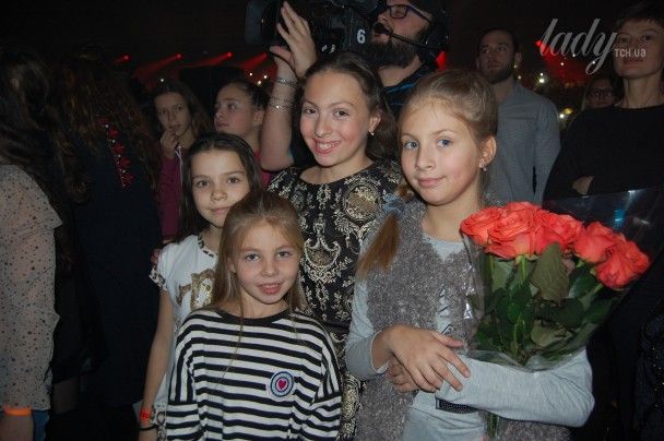 Дочь Оли Поляковой Маша с подружками на ее концерте в дворце "Украина"/Фото Алины Онопы