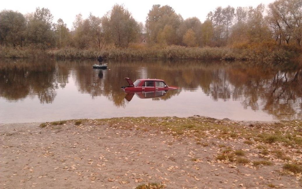 Авто странным образом оказалось в реке / © facebook/Надворсклянська Полтава.Поділ & Левада