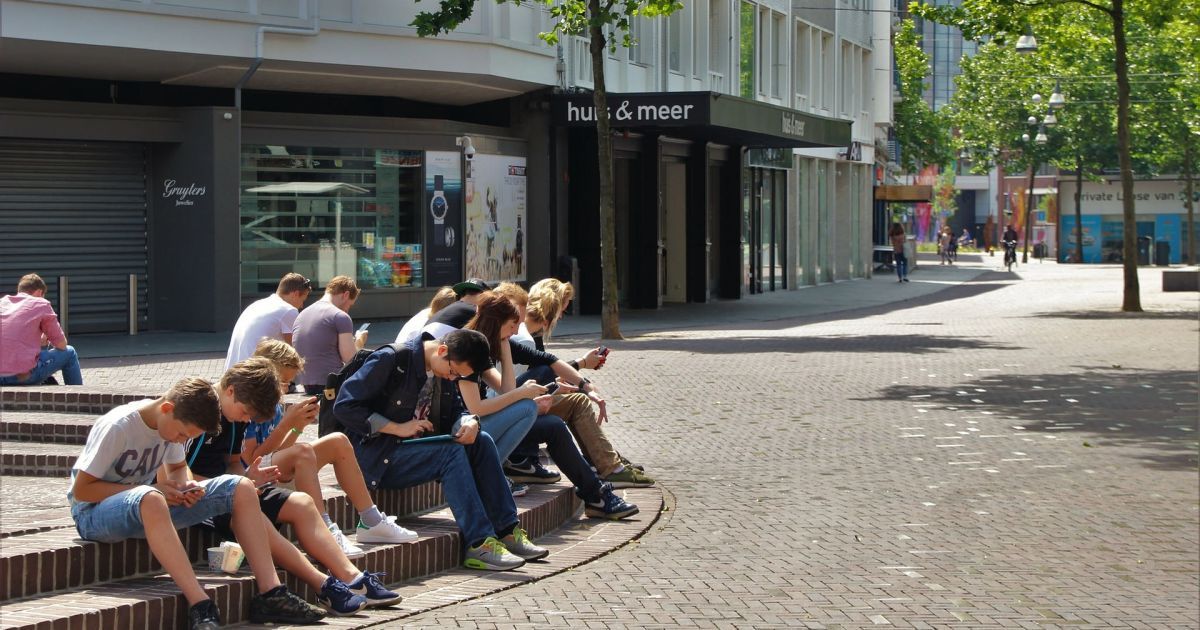 Хейт, Инста и настоящая боль: как знаменитости борются с нападками подписчиков в соцсетях и чем опасен хейт для подростков?