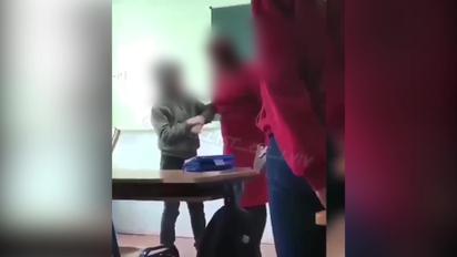 Во Львовской области учительница давала подзатыльники ученику перед классом