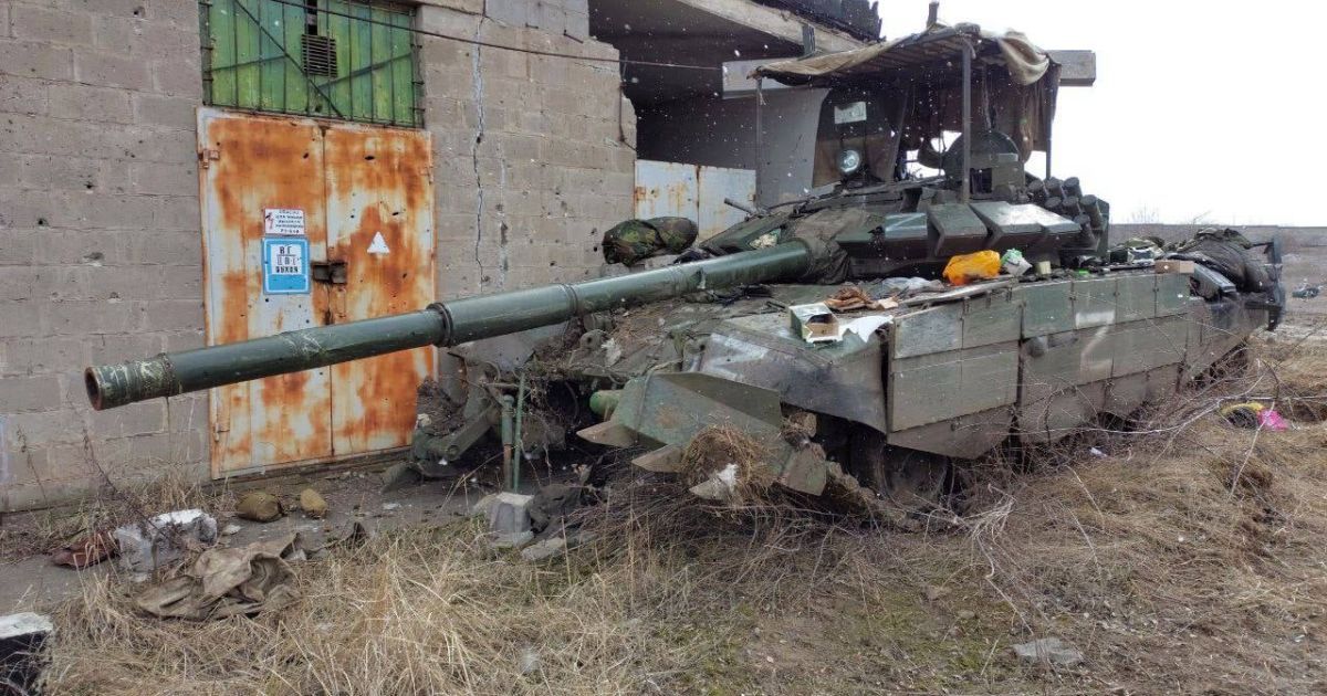 У вогні, диму та руйнуваннях: який вигляд має Маріуполь (відео)