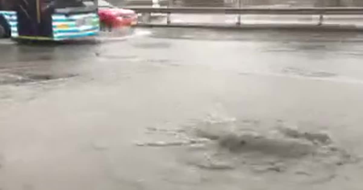 У Києві біля станції метро з-під землі забив фонтан. Утворився затор