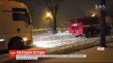 Чуть ли не всю ночь спасателям пришлось вытаскивать из сугробов застрявшие машины