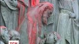 Столичные коммунальщики нашли способ, как отмыть памятник Владимиру Великому
