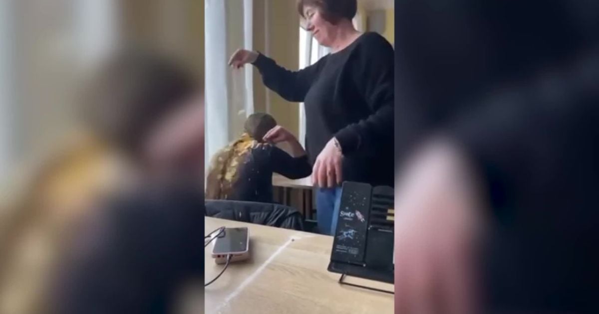 Вчителька висипає снеки на голову учениці