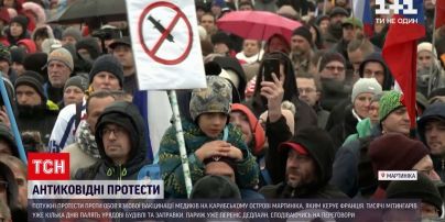 На карибском острове Мартиника уже больше недели не утихают протесты против обязательной вакцинации