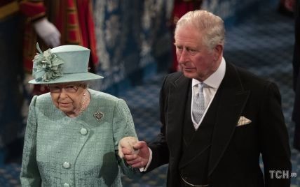 Вона все продумала: королева Єлизавета II передає справи синові Чарльзу