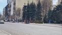 Місто, яке не перемогти: у Харкові місцеві жителі разом із комунальниками прибирають вулиці від завалів (відео)