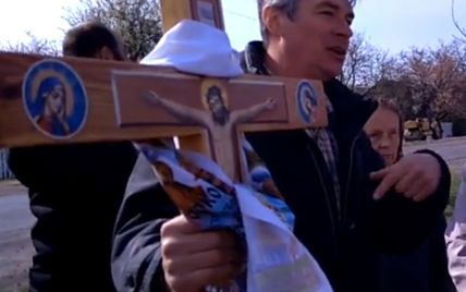 На Рівненщині віряни Московського патріархату з матюками воюють за церкву з цілим селом