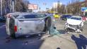 У Києві Peugeot протаранив іншого "француза", перекинувши його на бік: постраждали троє людей