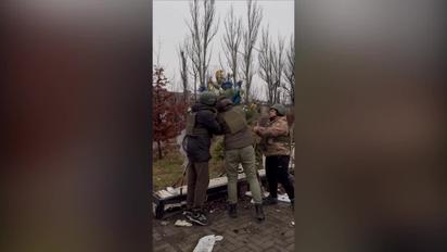 В центрі Авдіївки встановили новорічну ялинку 