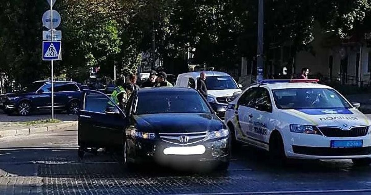 У центрі Миколаєва іномарка збила жінку з дитиною на електросамокаті: зупинився рух трамвая 
