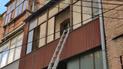 У Києві неадекватний чоловік під час пожежі відбивався від рятувальників і вистрибнув із 3 поверху