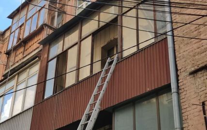 В Киеве неадекватный мужчина во время пожара отбивался от спасателей и выпрыгнул с 3 этажа