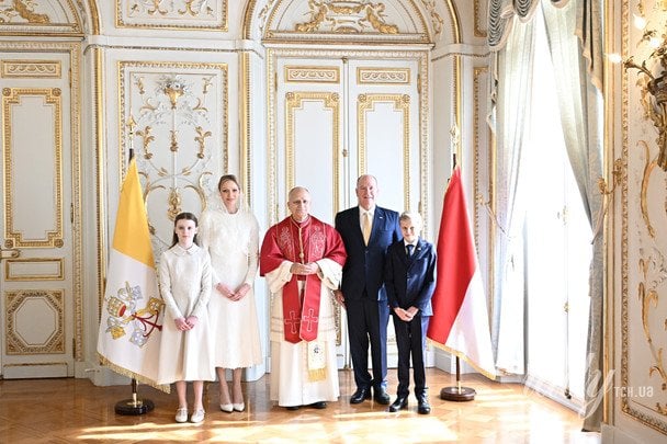 Княгиня Шарлін, Папа Римський Лев XIV і князь Альбер II з дітьми Жаком і Габріеллою / © Getty Images