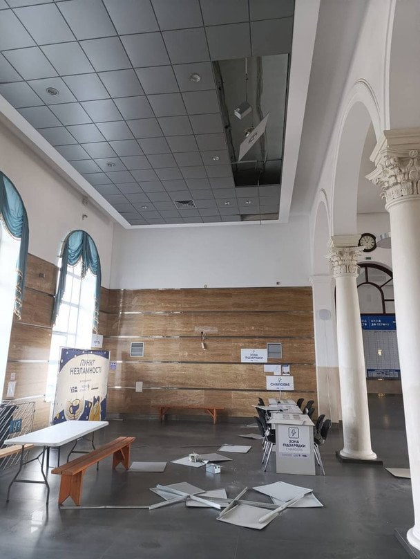 Пошкоджена будівля вокзалу у Слов’янську.  / © Укрзалізниця