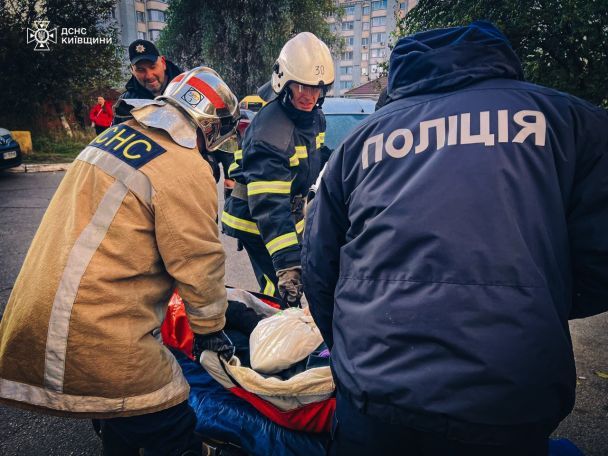 Наслідки падіння уламків у Глевасі Київської області / © ДСНС України у Telegram