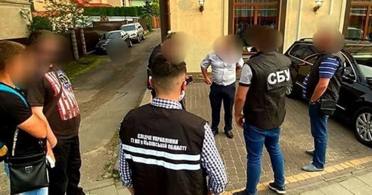 Чиновника Львівоблавтодору спіймали на хабарі