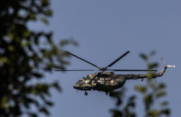 Гелікоптери літали над дахами будинків мешканців Біловежі / Фото: Еліза Ковальчик